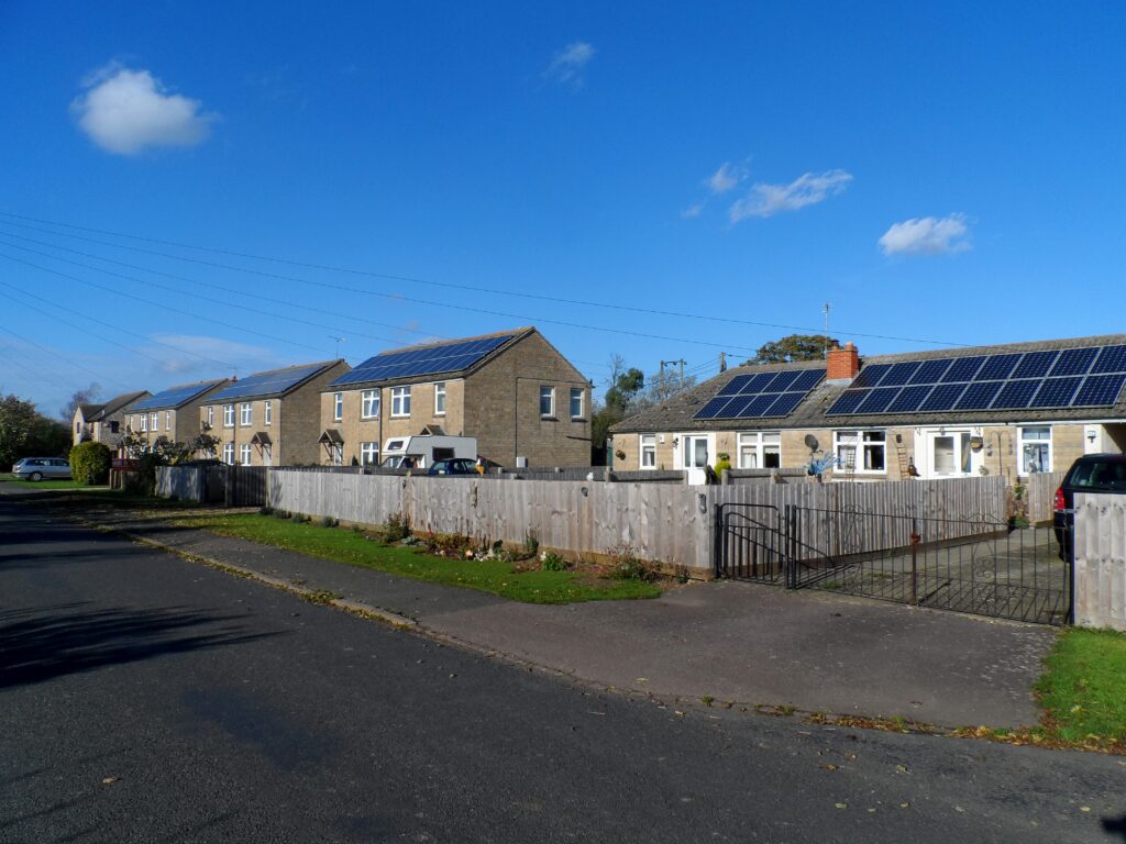 Lots of solar pannels - geograph.org.uk - 4246277.jpg