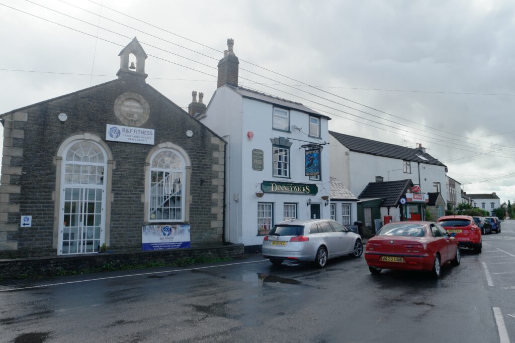 Kingswood shop and pub - geograph.org.uk - 4638761.jpg